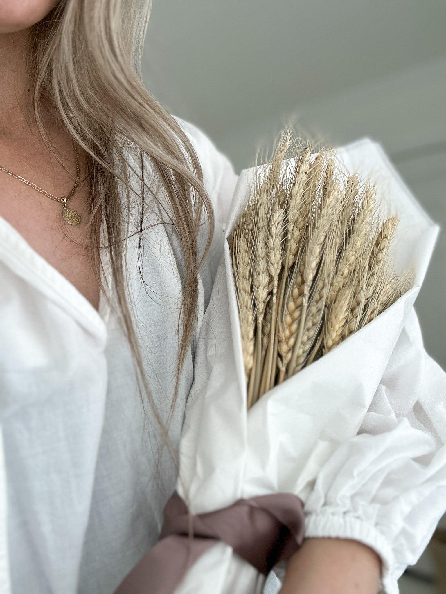 Bundle of 100 natural dried wheat stems in golden tones with soft sage undertones, 16 inches long, for autumn vase and mantel decor